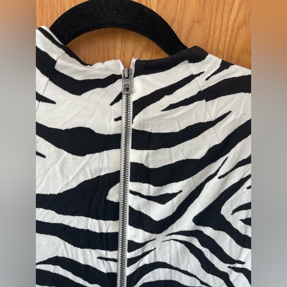 Alice and Olivia zebra stripe moc neck midi dress 6 - Picture 7 of 11